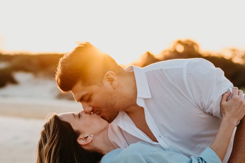 Pare dándose un beso en la playa